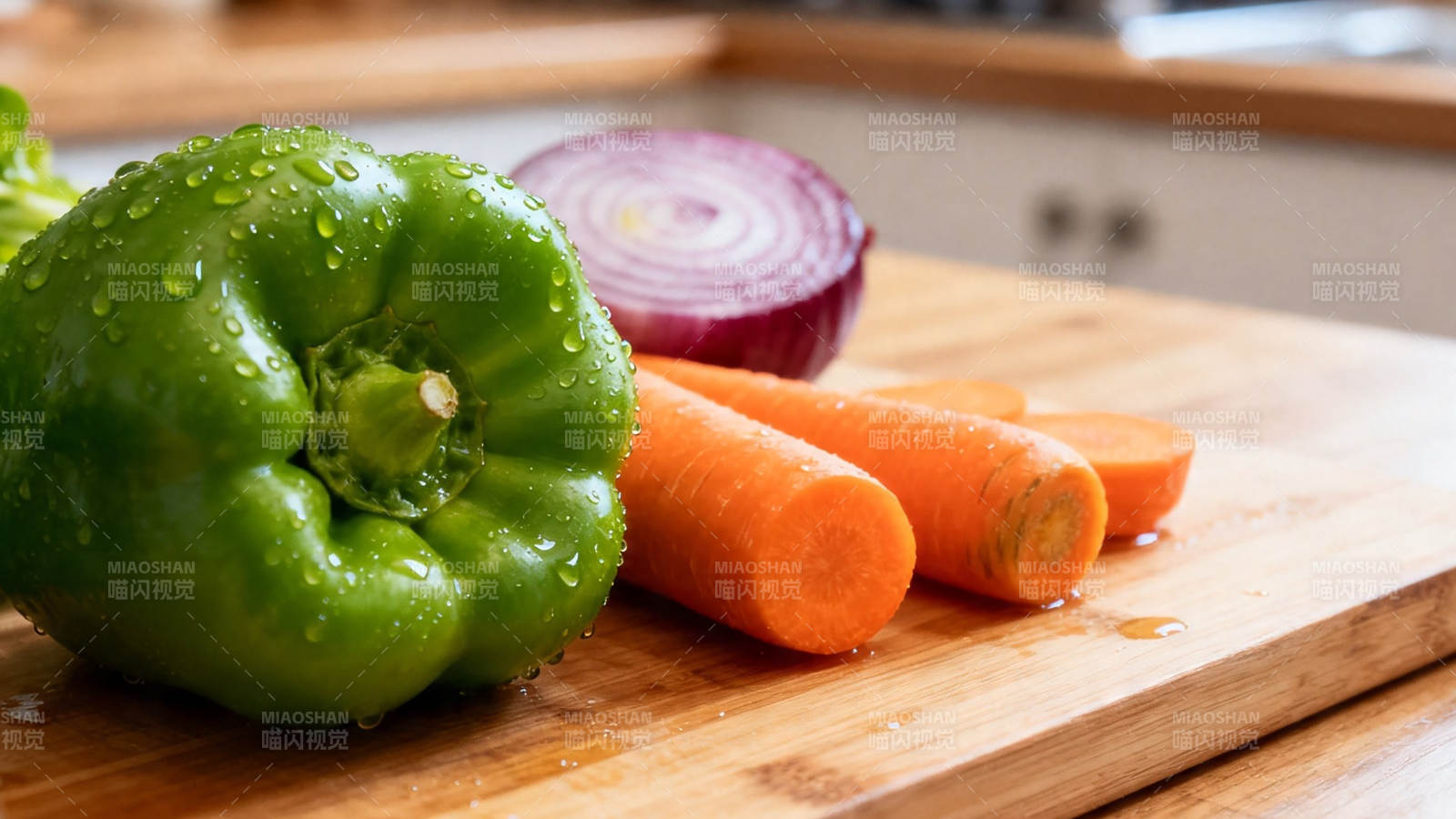 新鲜蔬菜切配待烹饪图片