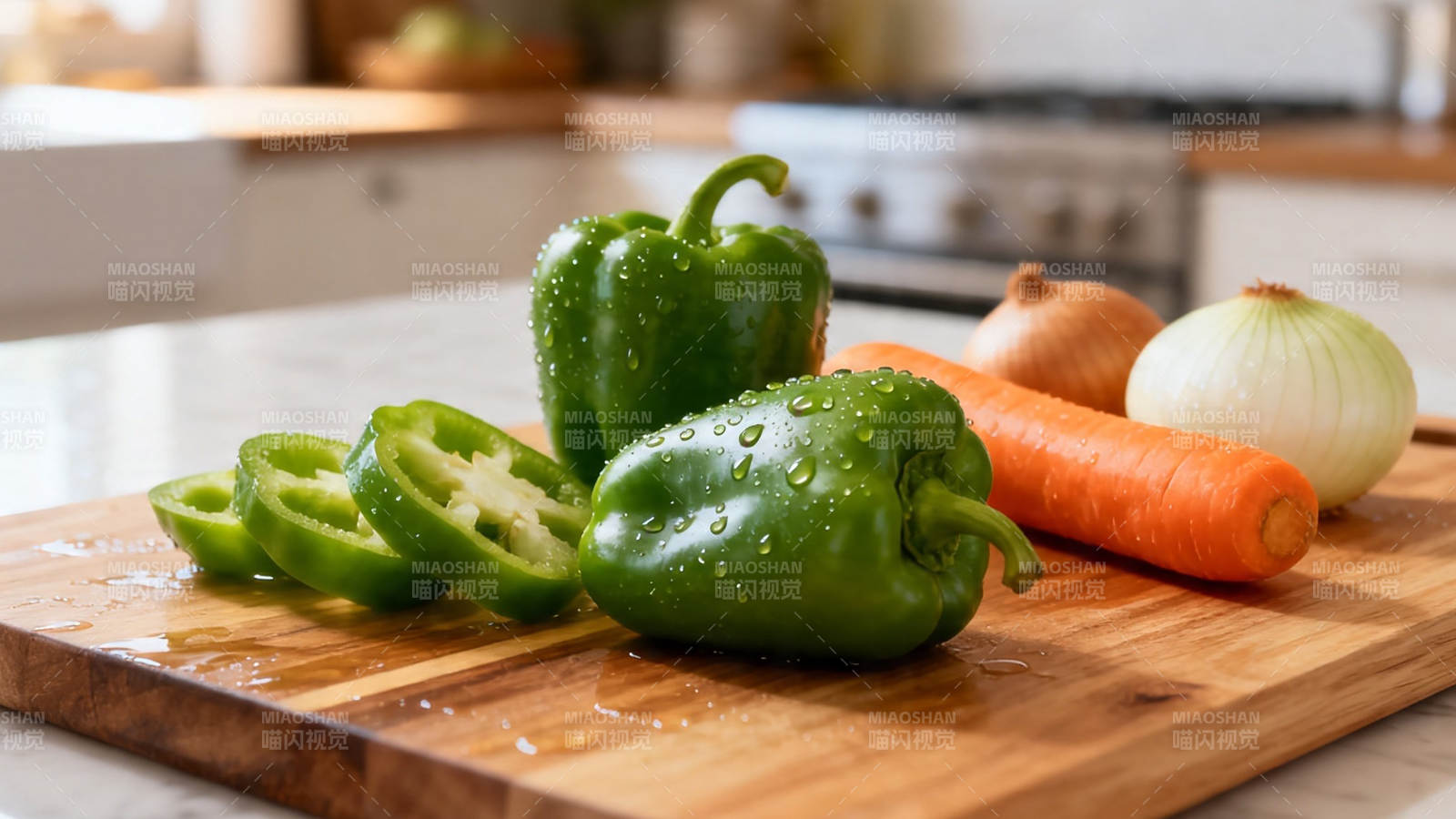 青椒胡萝卜洋葱备菜中图片