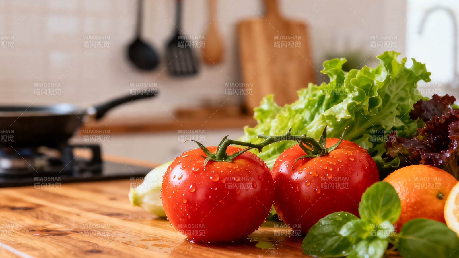 新鲜蔬果摆满厨房台面图片