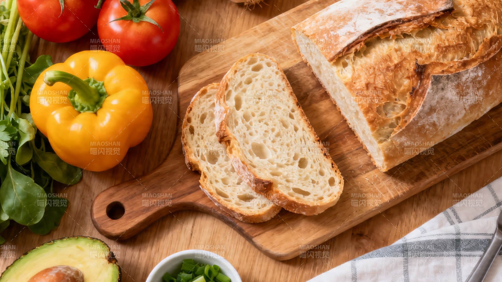 新鲜面包配蔬菜 健康美味早餐图片
