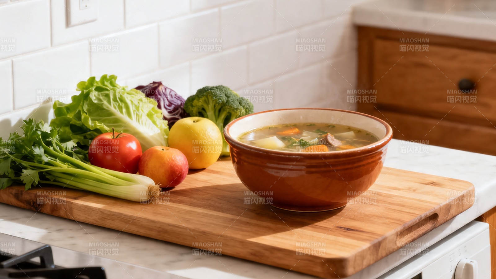 鲜蔬配热汤 健康好味道图片