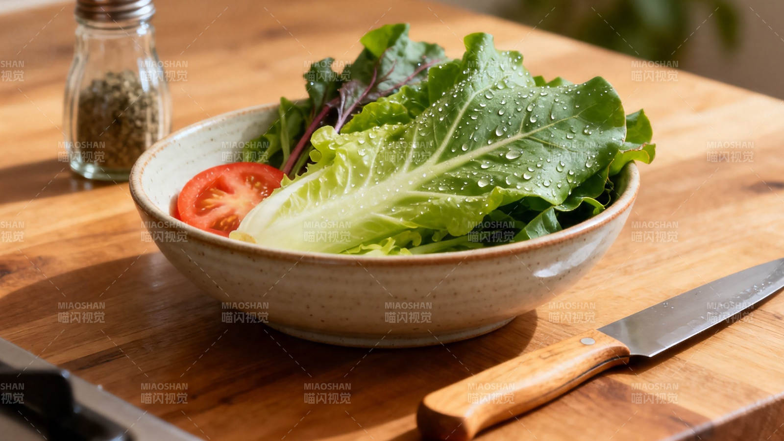 新鲜沙拉配刀与胡椒瓶图片
