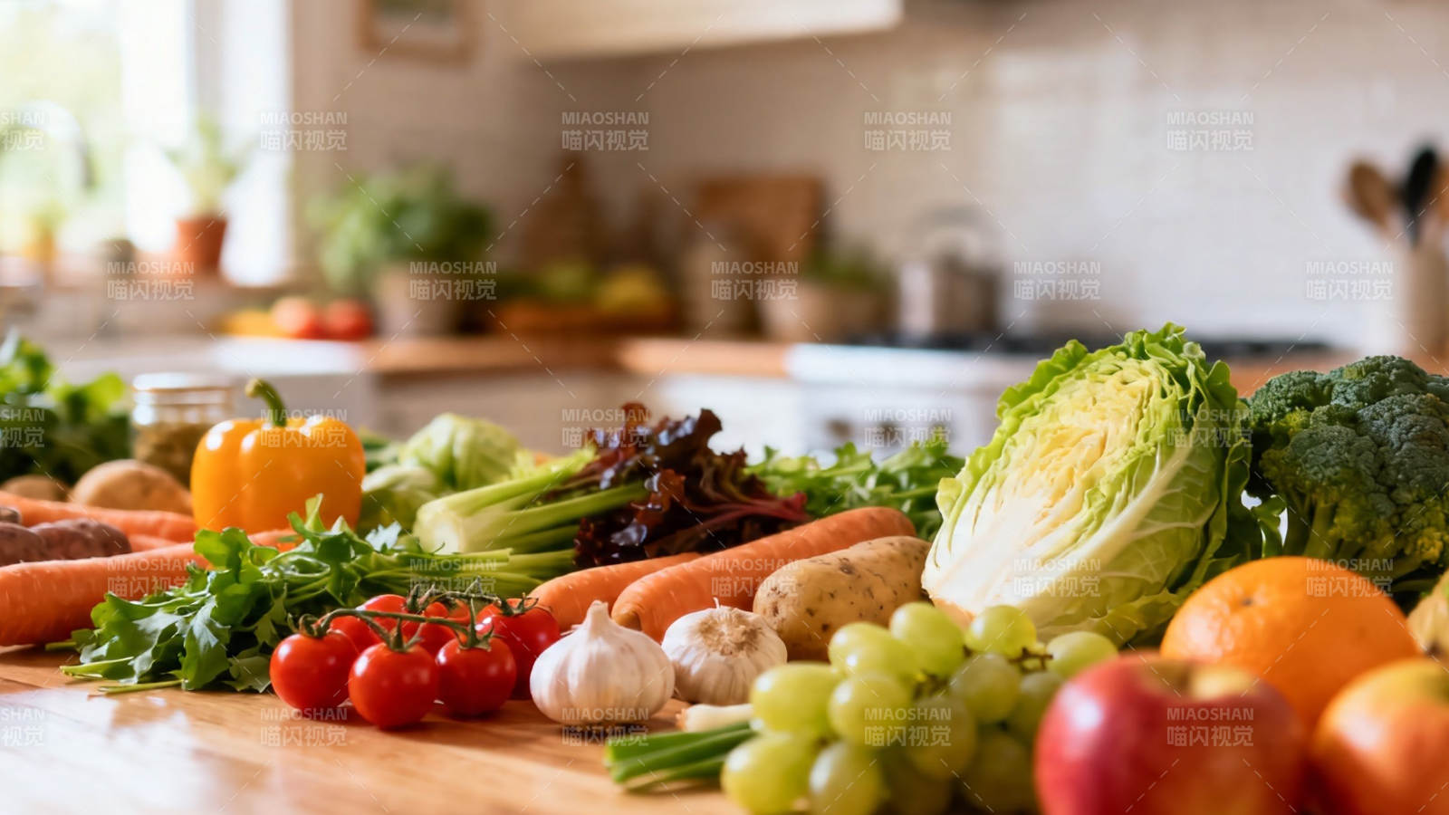 新鲜蔬果摆满厨房台面图片