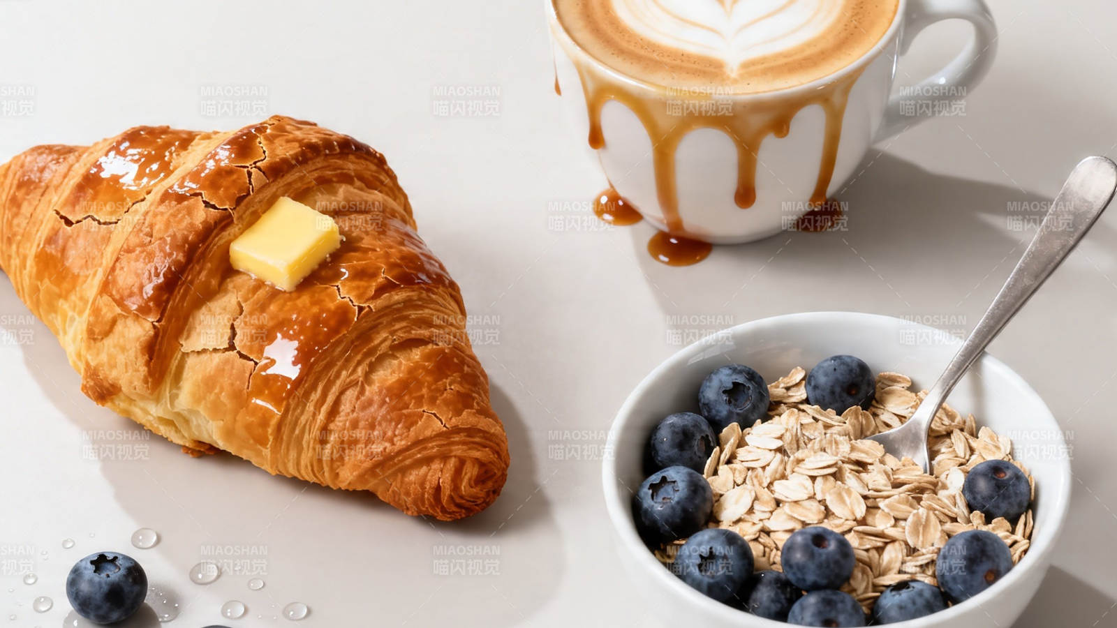 咖啡羊角包蓝莓燕麦早餐图片