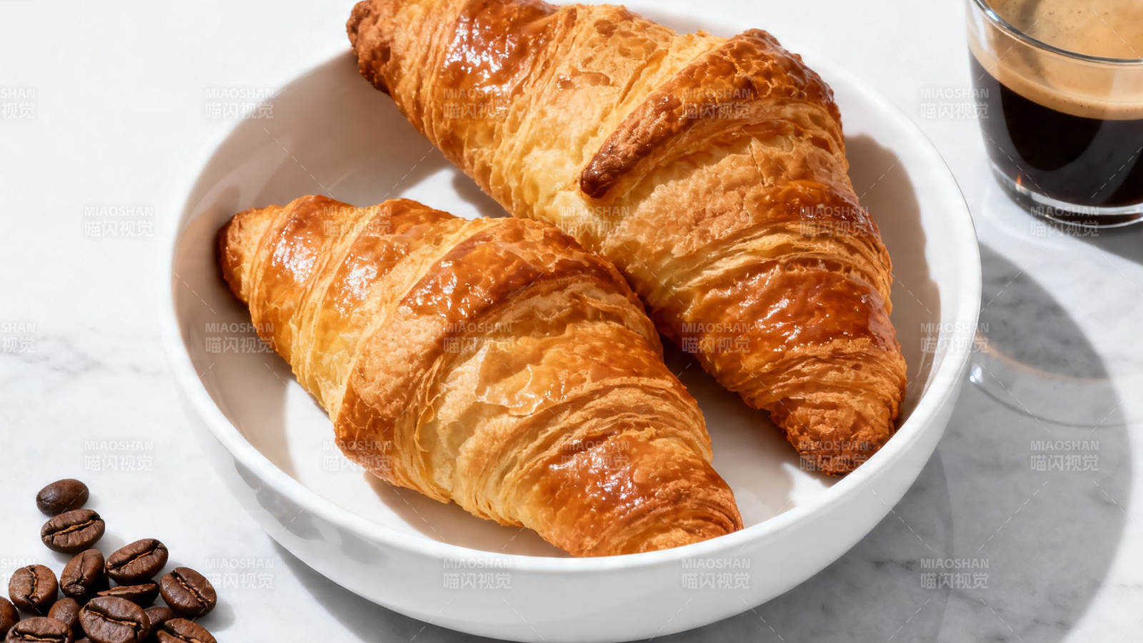 香酥牛角包配咖啡图片