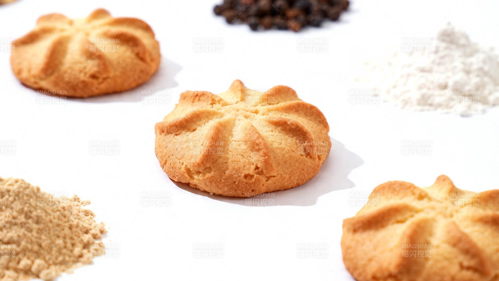花形饼干与原料特写图片
