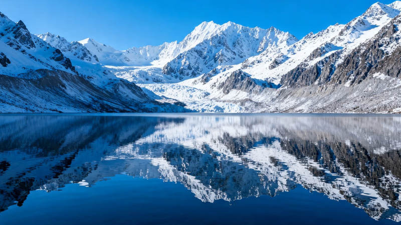 雪山倒影湖中 静谧如画图片