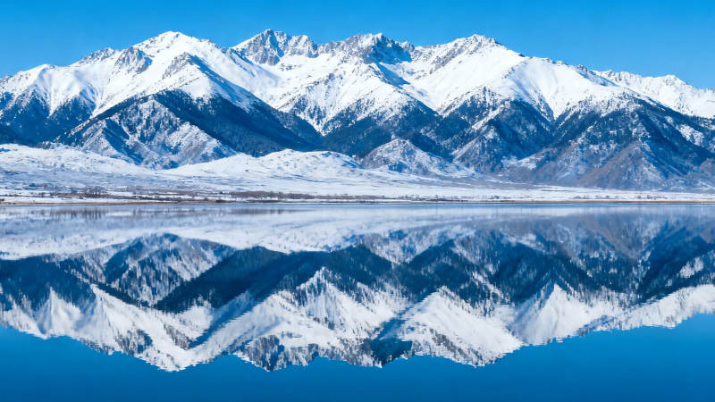 雪山倒影 静美如画图片