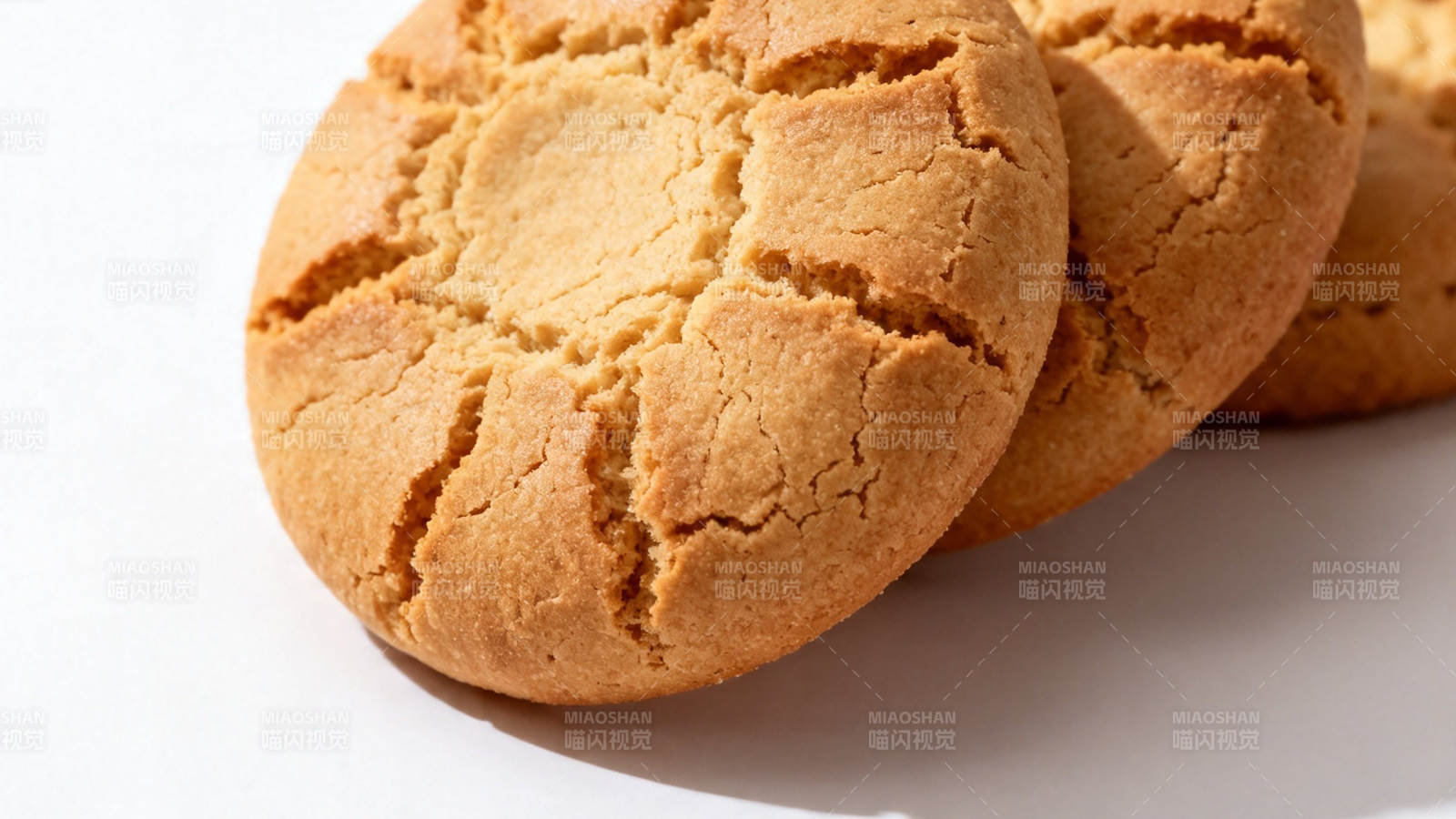 金黄裂纹饼干特写图片