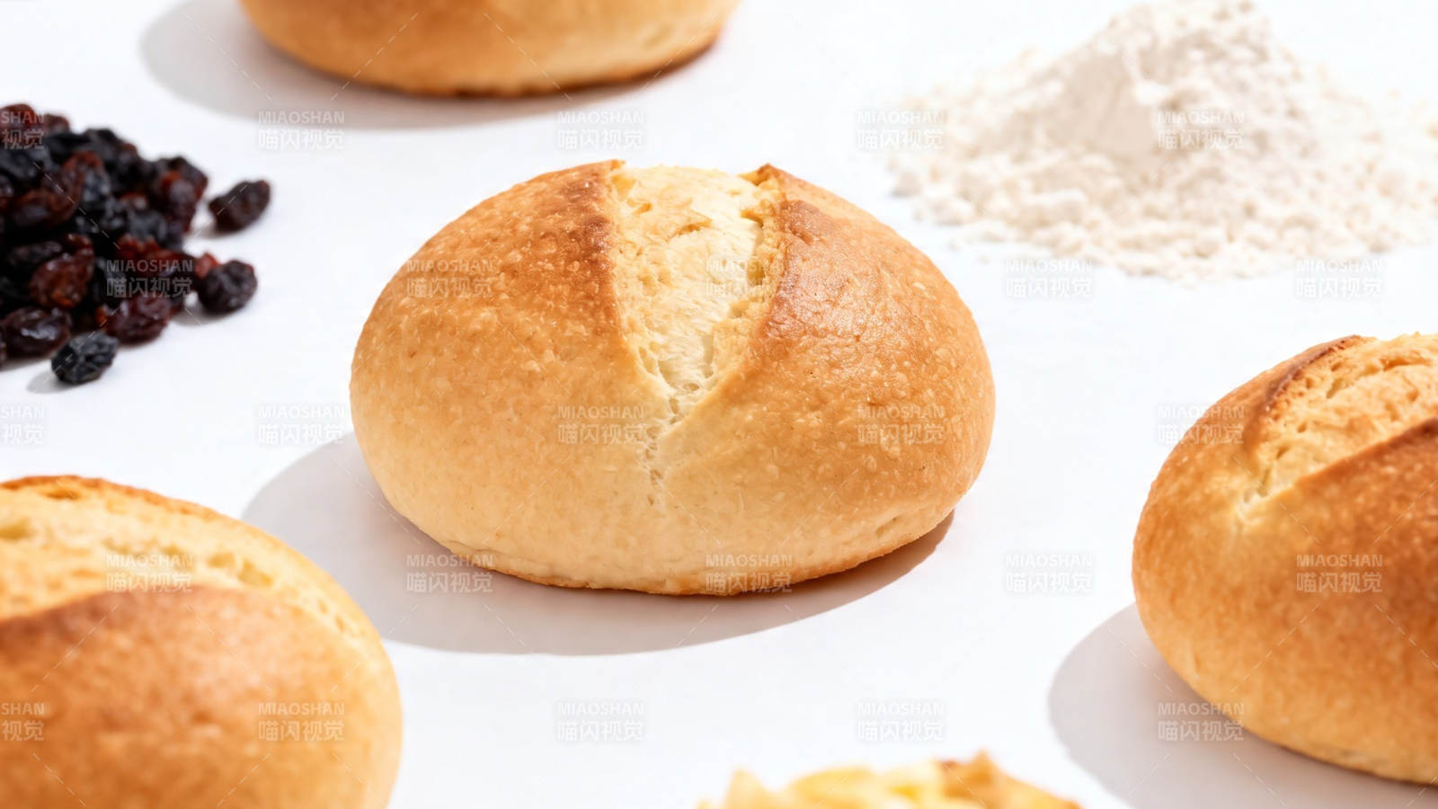 金黄面包配葡萄干面粉图片