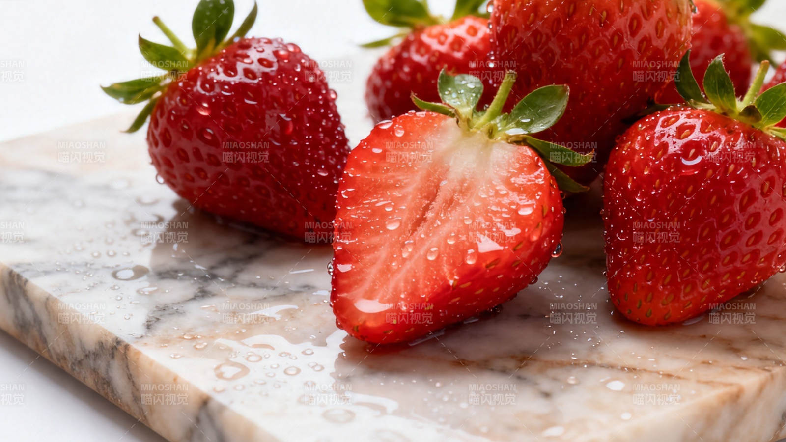 鲜红草莓切半 水珠晶莹诱人图片
