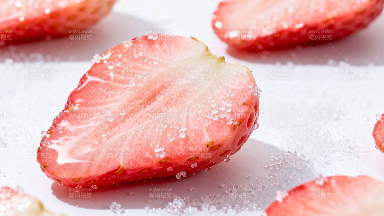 草莓切片撒糖 晶莹诱人图片