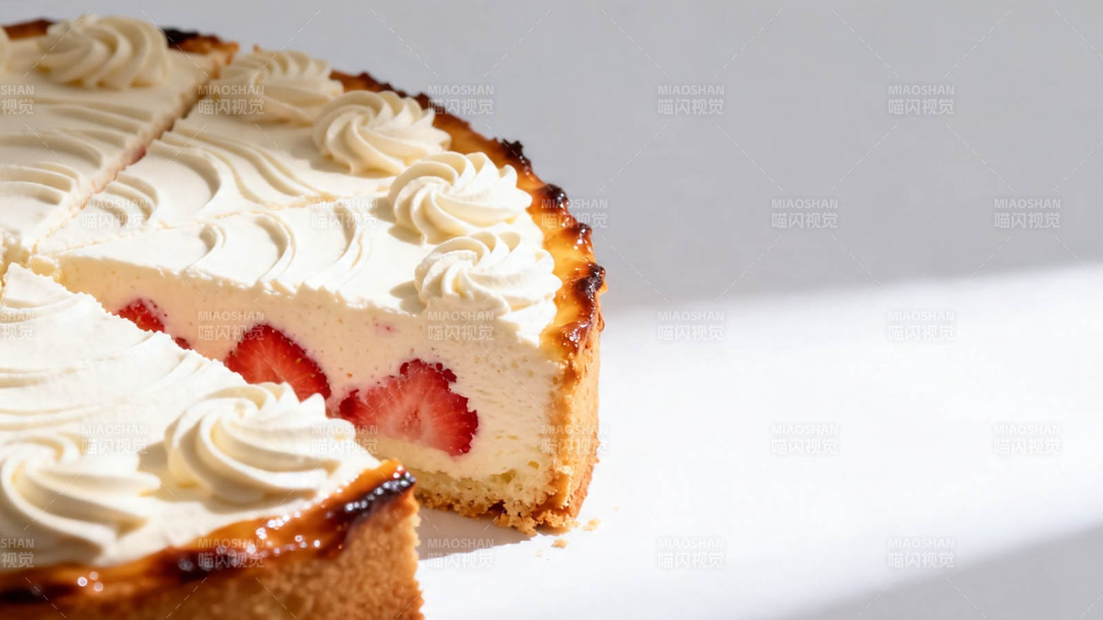 草莓奶油蛋糕切块特写图片