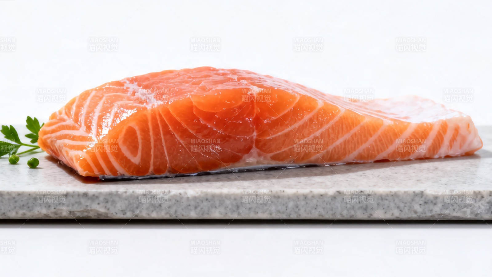 新鲜三文鱼片配香草点缀图片