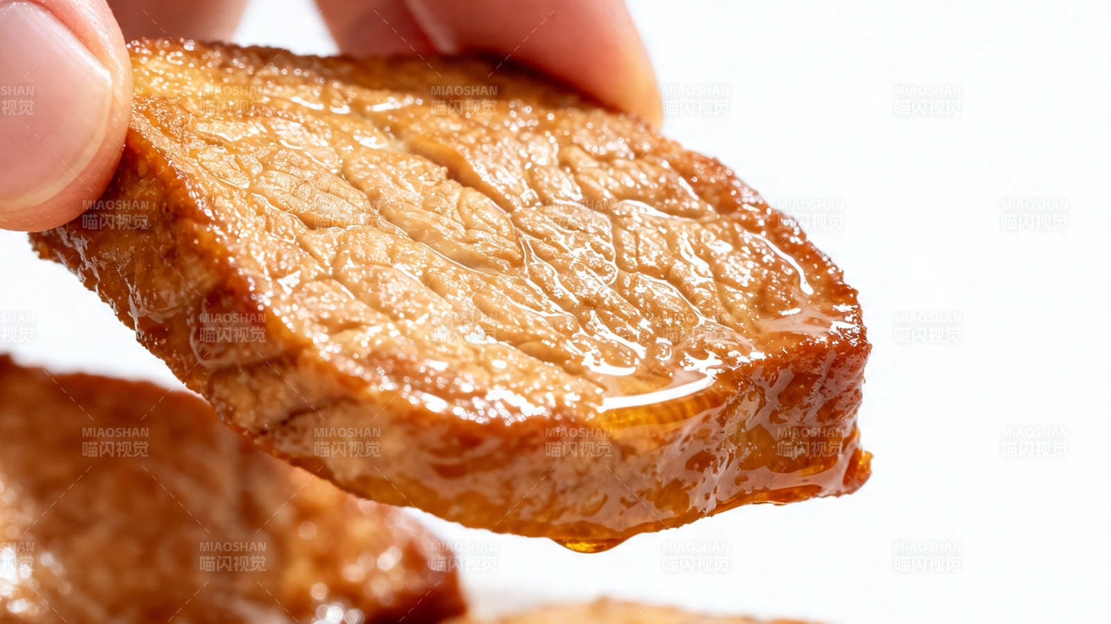 手握香煎肉片 油光诱人图片