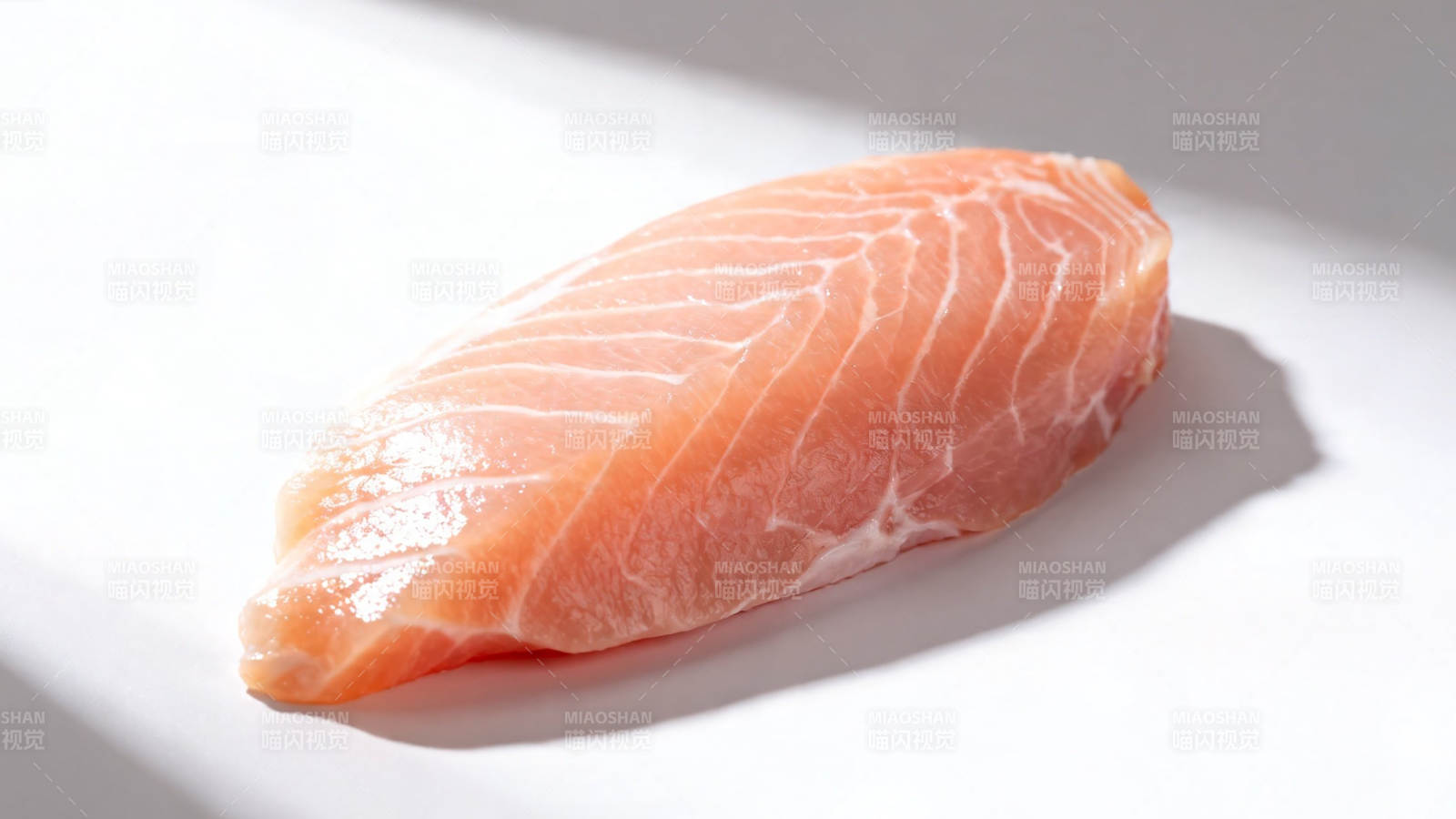 新鲜三文鱼刺身特写图片