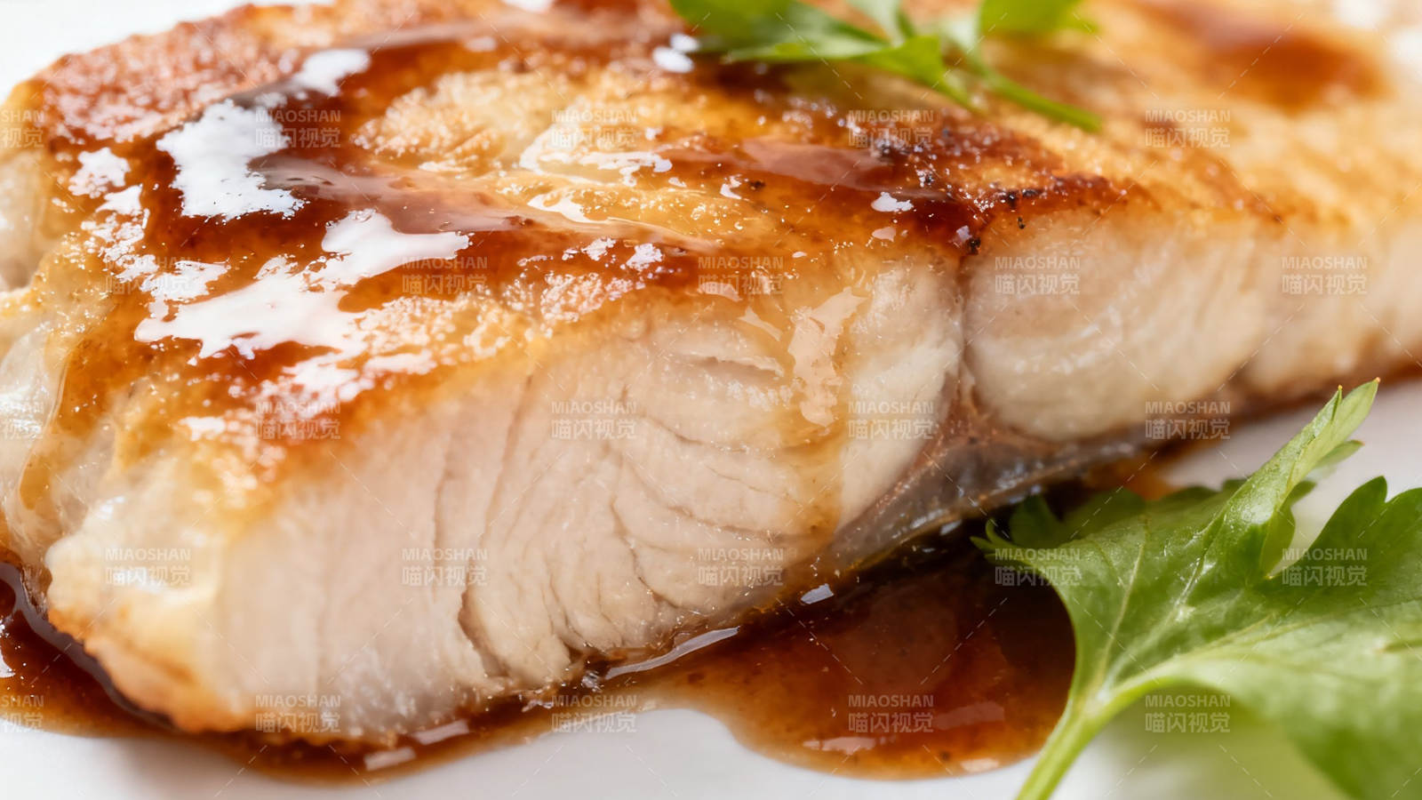 香煎鱼排配酱汁图片