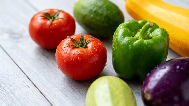 新鲜蔬菜摆盘 色彩缤纷诱人图片