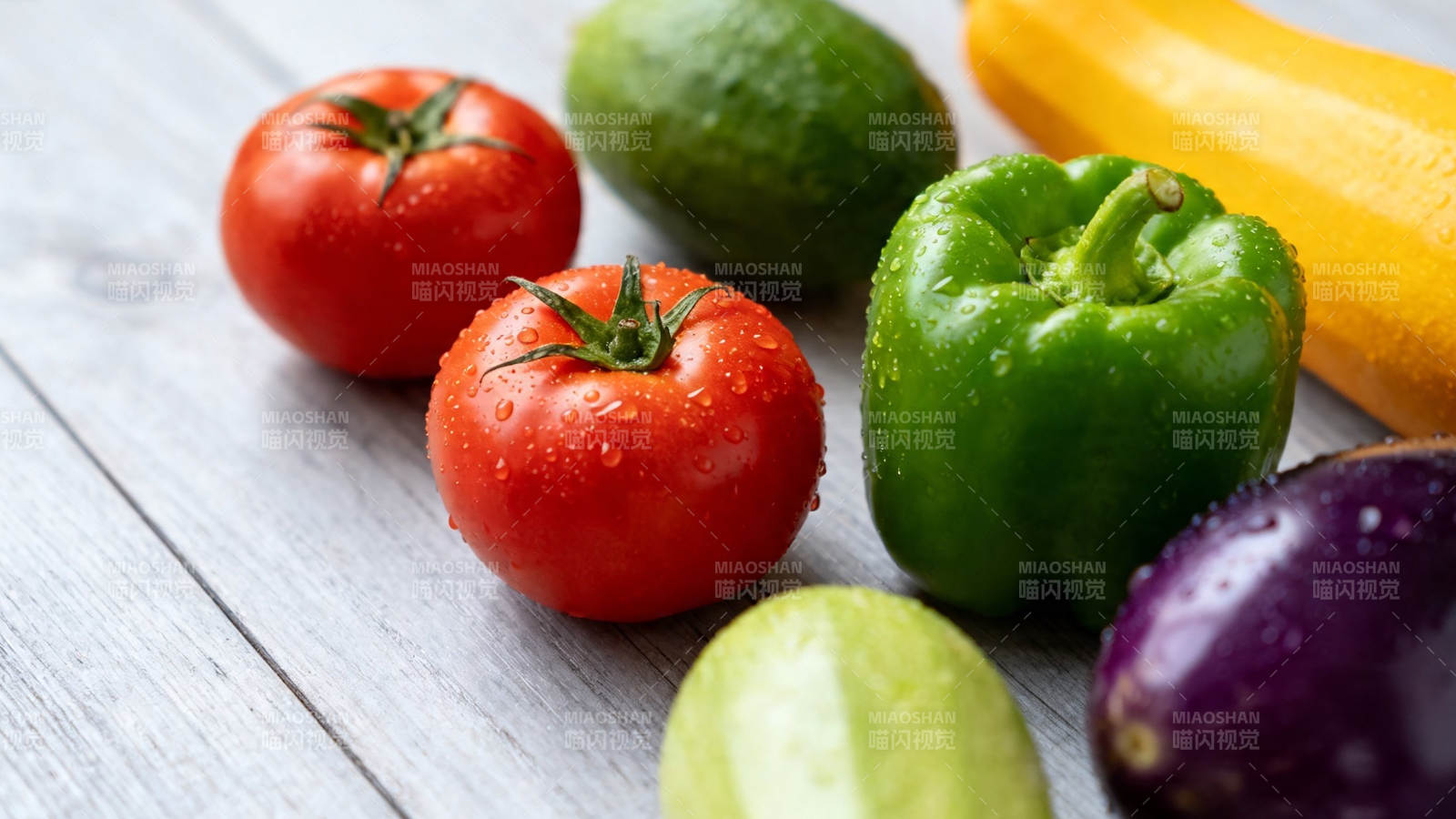 新鲜蔬菜摆盘 色彩缤纷诱人图片