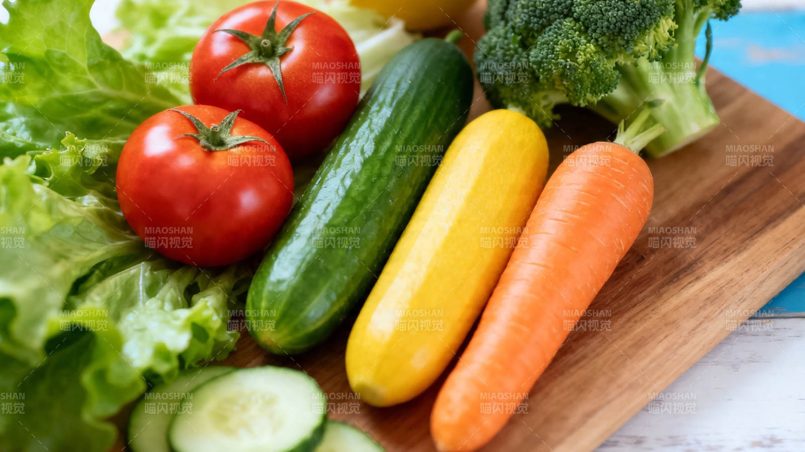 新鲜蔬菜拼盘 色彩缤纷健康餐图片