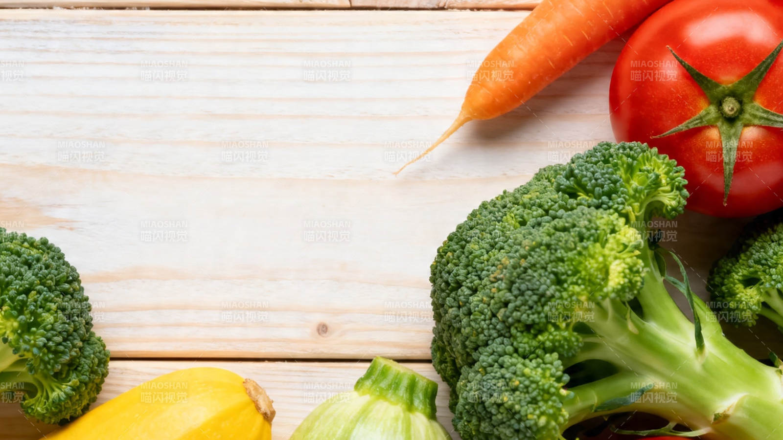 新鲜蔬菜木桌摆拍图片