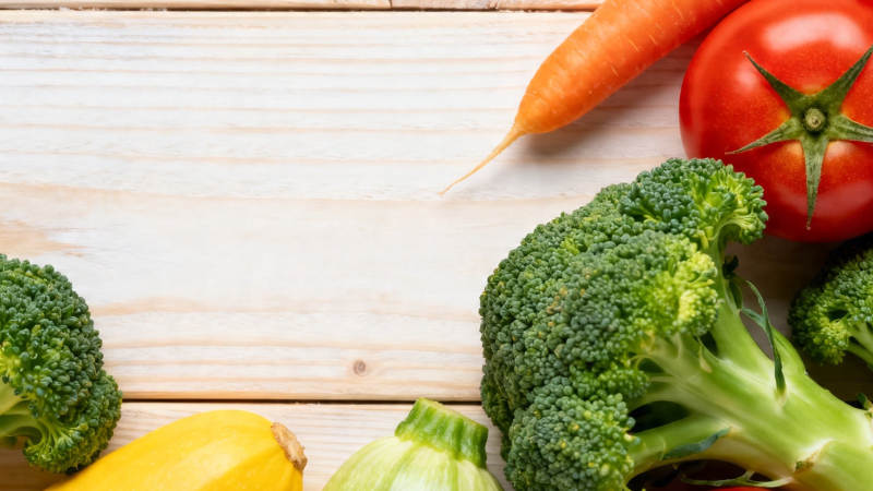 新鲜蔬菜木桌摆拍图片