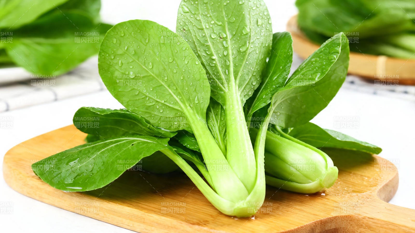 新鲜青菜 水珠晶莹 木盘盛放图片