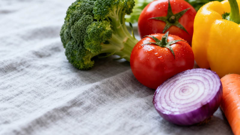 新鲜蔬菜拼盘 色彩缤纷健康美味图片