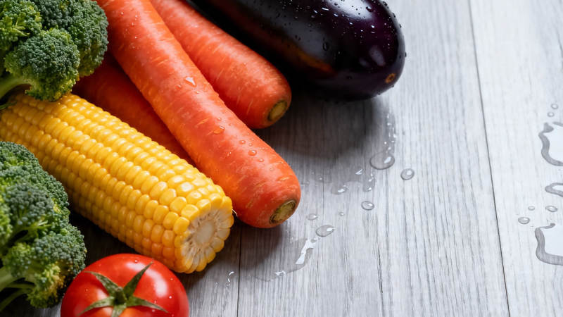 新鲜蔬菜摆盘 水珠点缀木桌图片