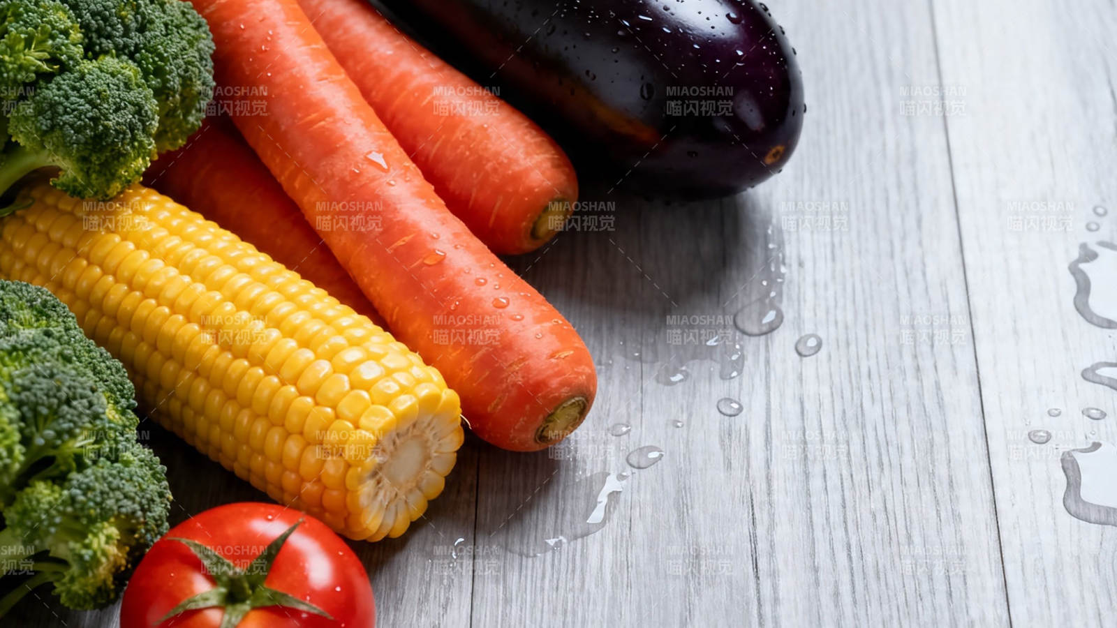 新鲜蔬菜摆盘 水珠点缀木桌图片