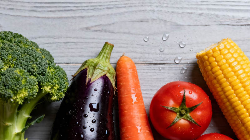 新鲜蔬菜带水珠 色彩缤纷诱人图片