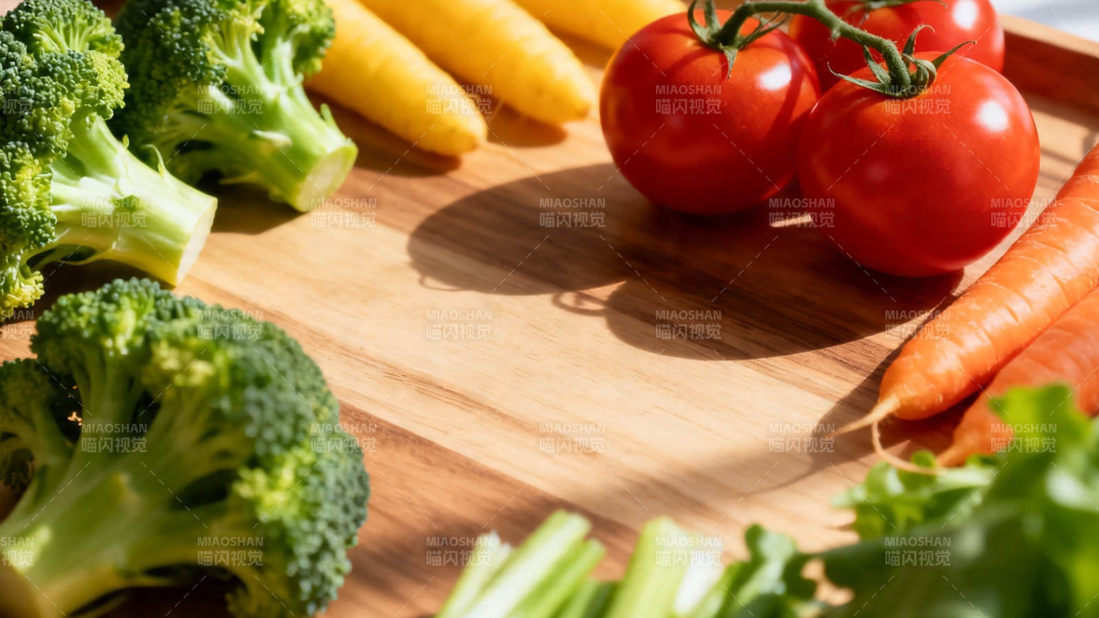新鲜蔬菜摆盘 色彩诱人健康餐图片