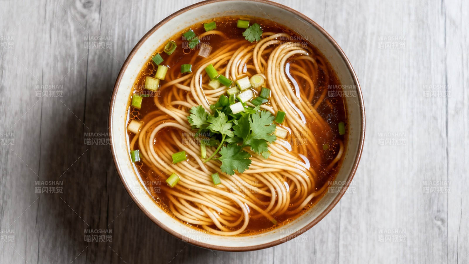 红油面配香菜葱花图片