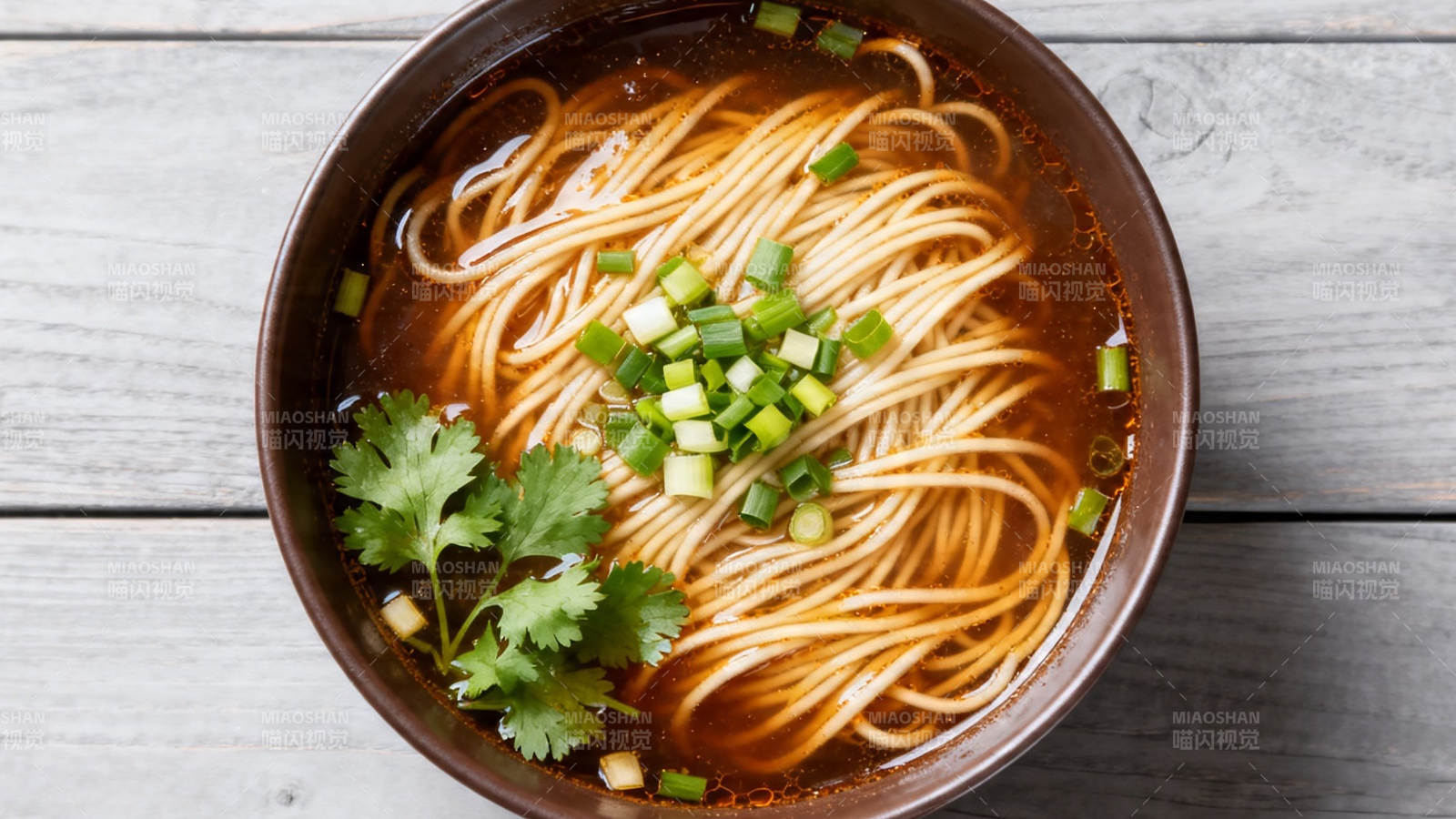 红油面配香菜葱花图片