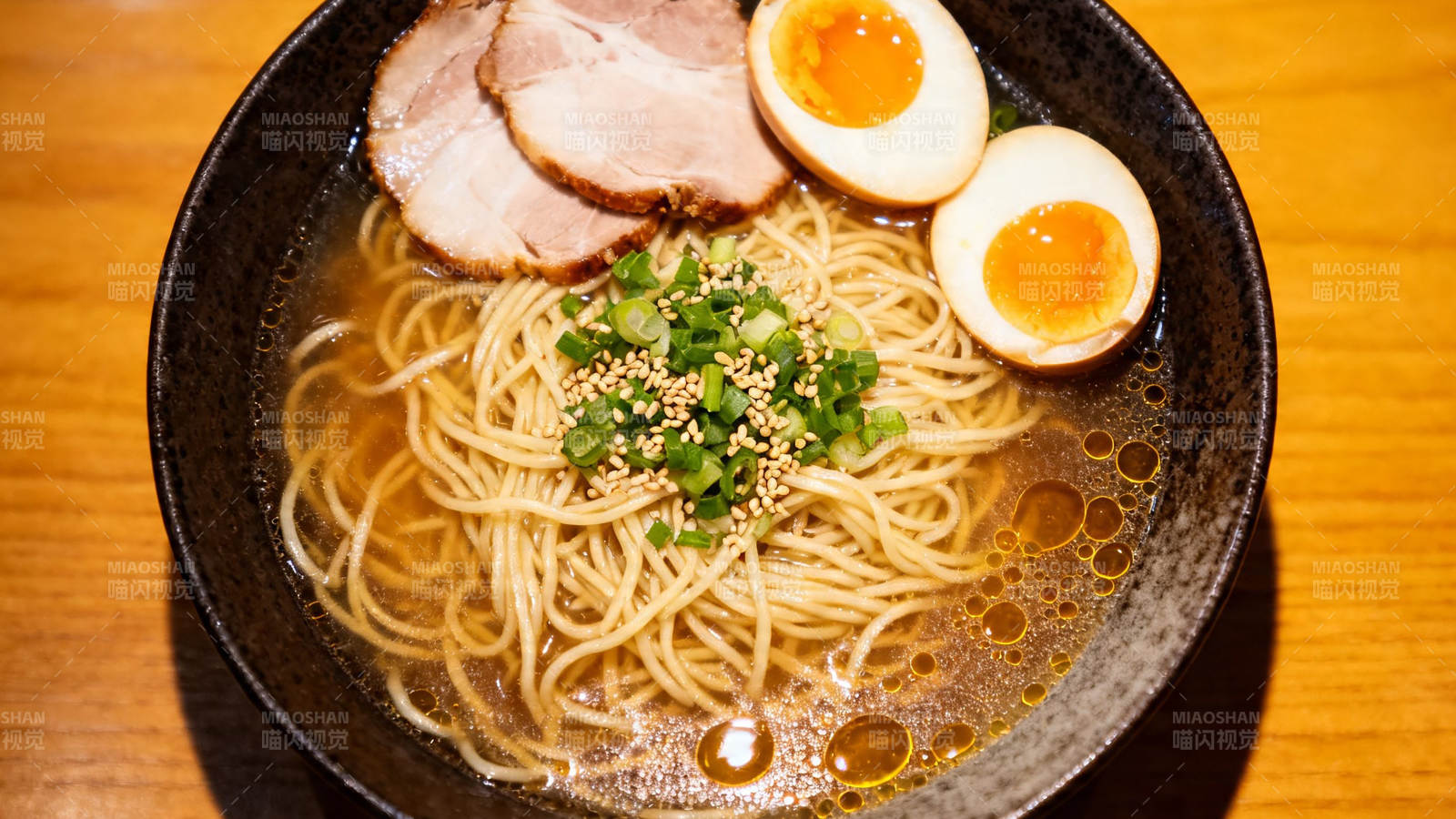 日式拉面配叉烧溏心蛋图片