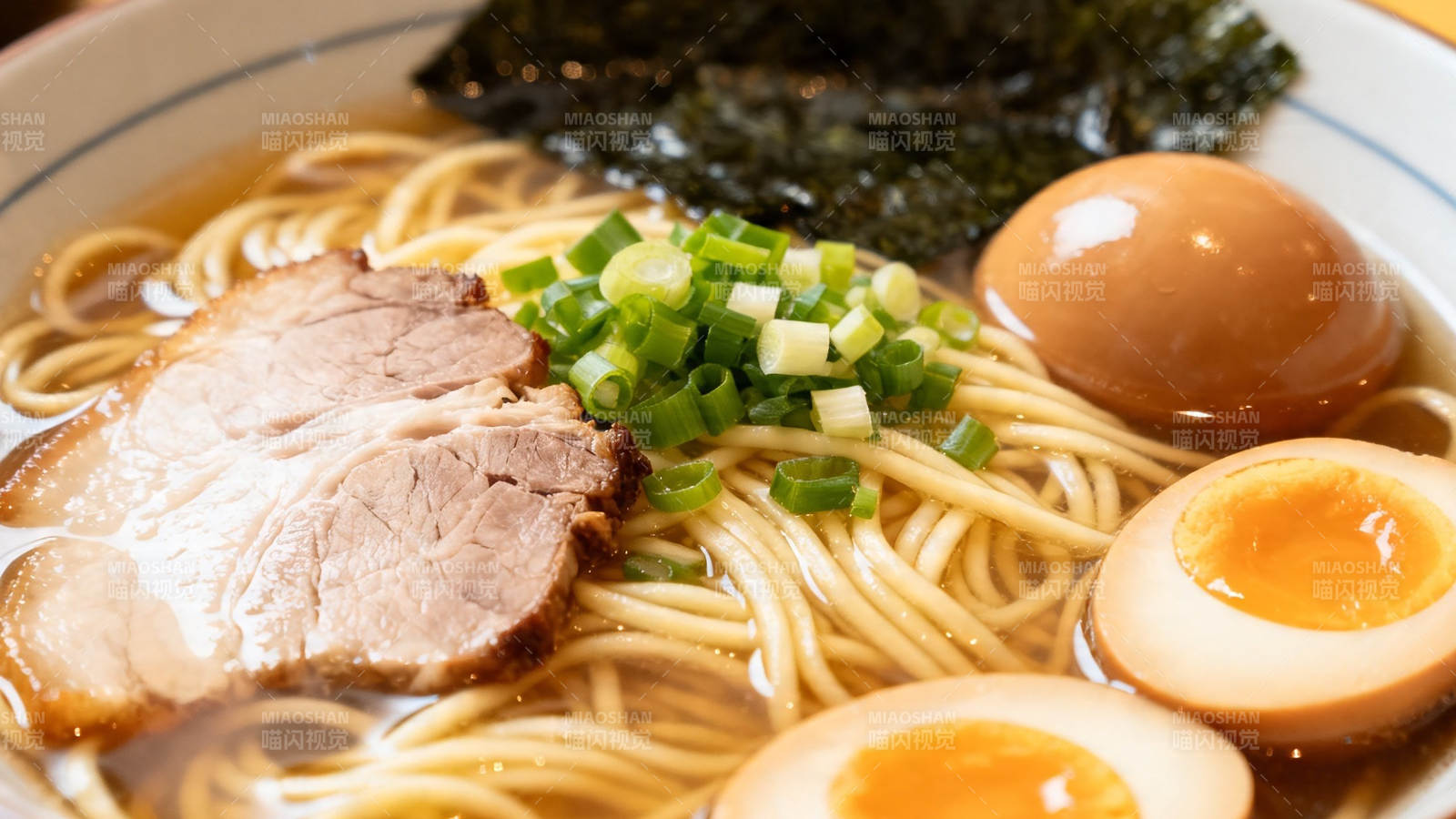 日式拉面配叉烧溏心蛋图片