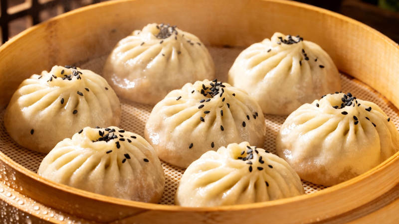 蒸笼里的芝麻小笼包图片