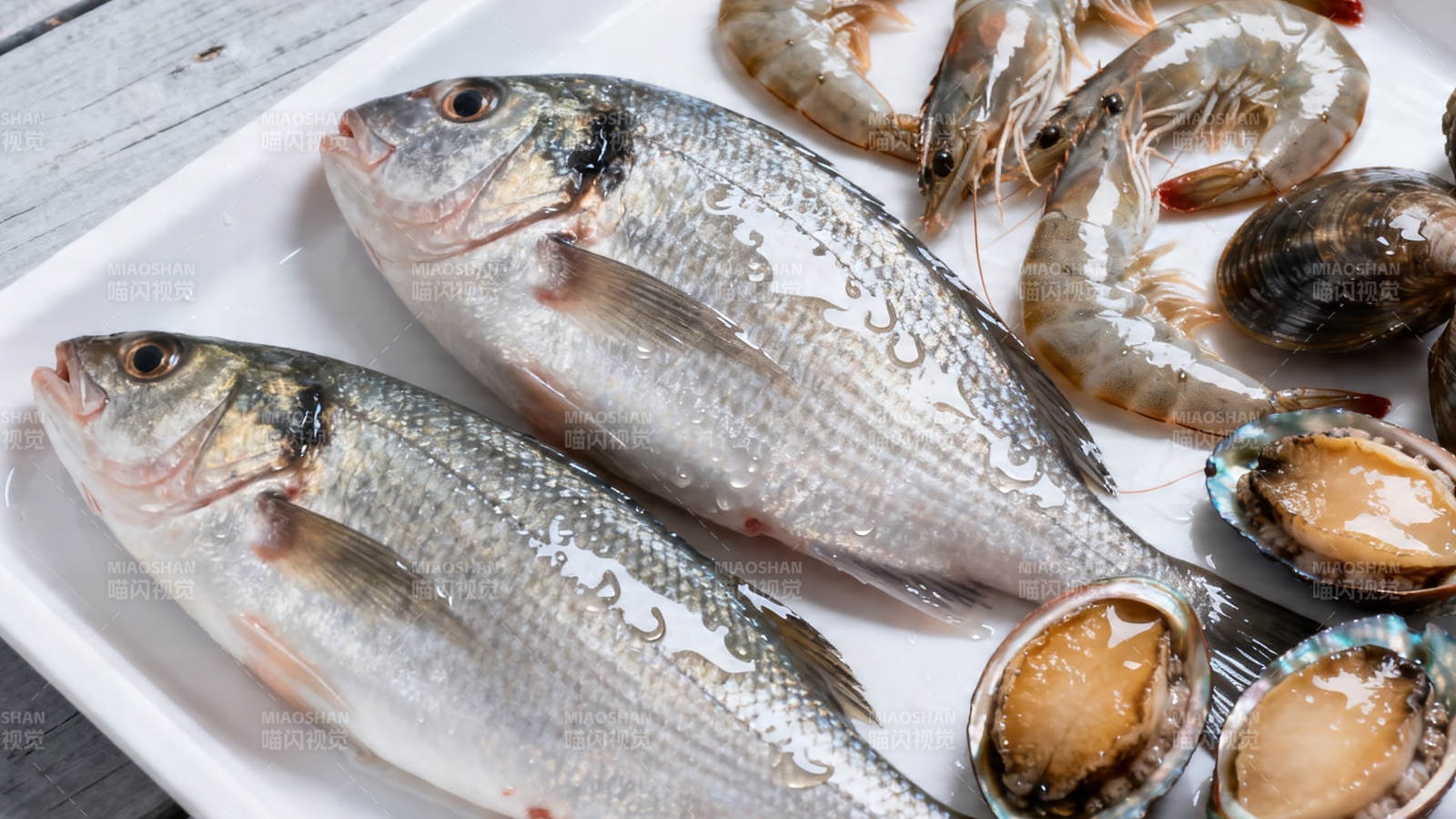 海鲜拼盘 鱼虾贝类新鲜呈现图片
