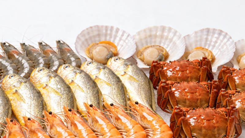 海鲜盛宴 鱼虾蟹贝齐上桌图片