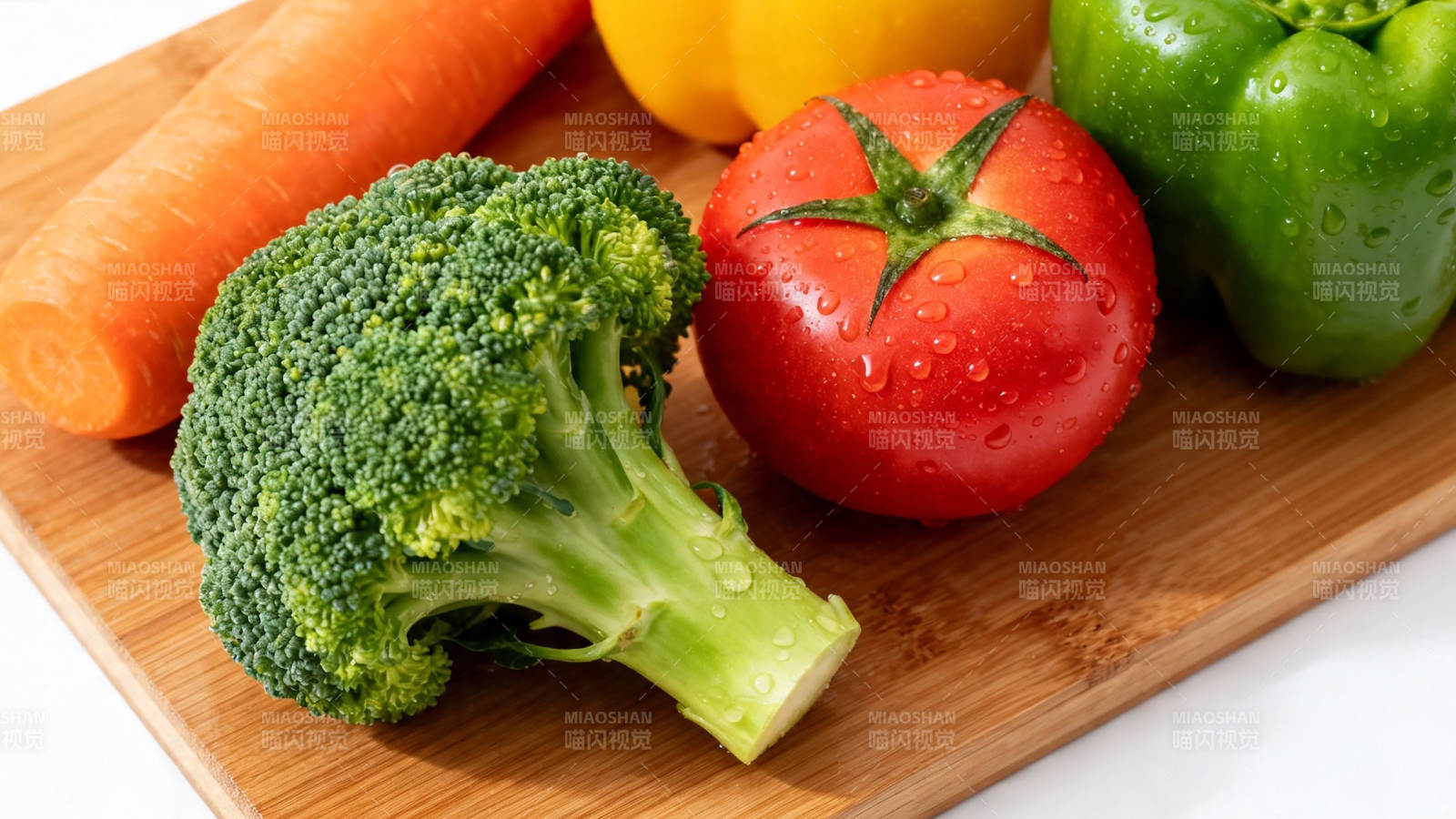 新鲜蔬菜摆盘 色彩缤纷健康餐图片