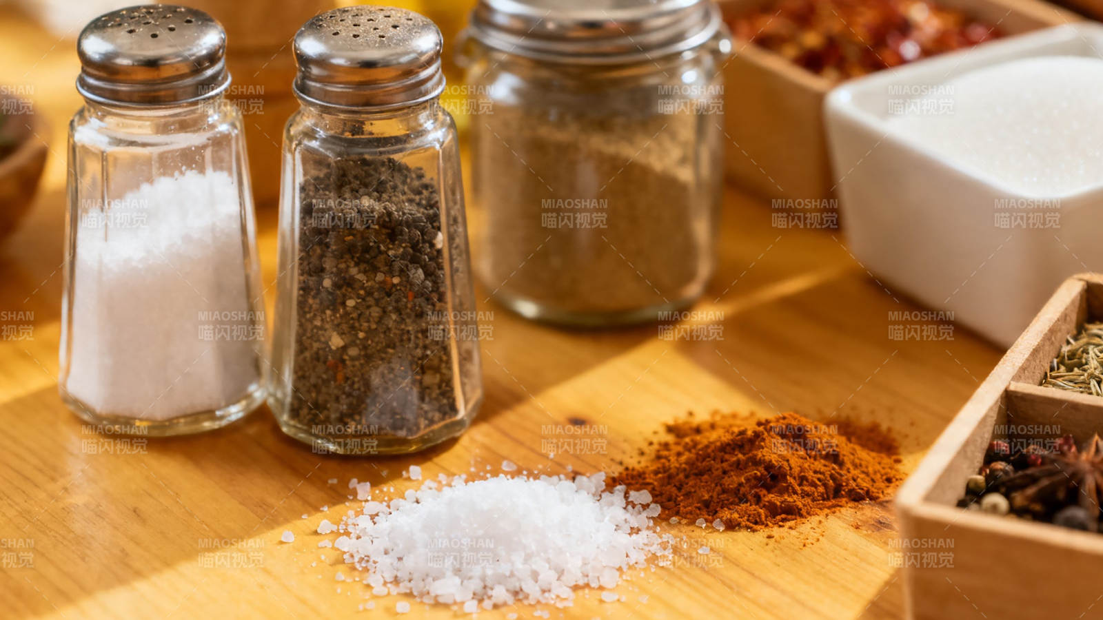 调味瓶与香料特写图片