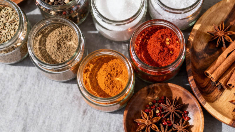 香料盛宴 多彩调味罐与星茴桂皮图片
