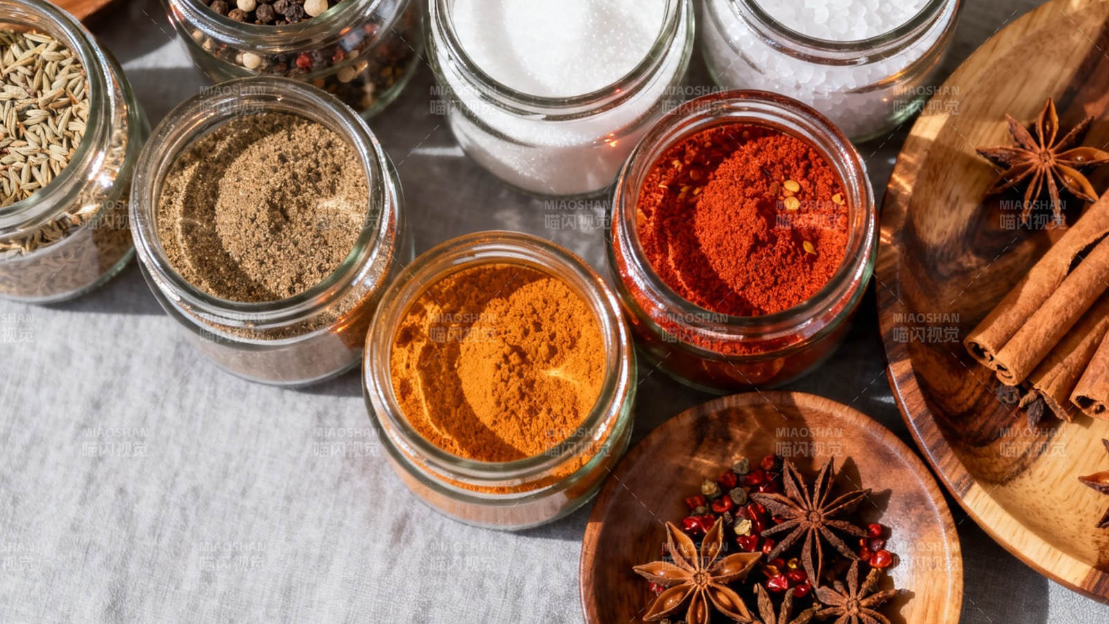 香料盛宴 多彩调味罐与星茴桂皮图片