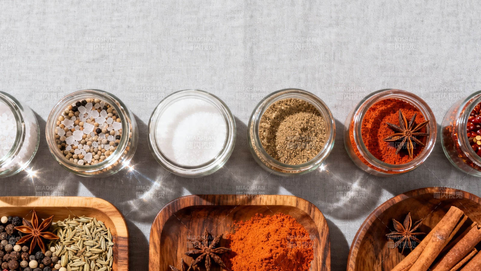 香料罐与木盘特写图片