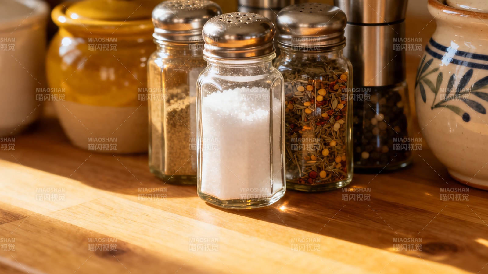 调味瓶排排坐 厨房小确幸图片