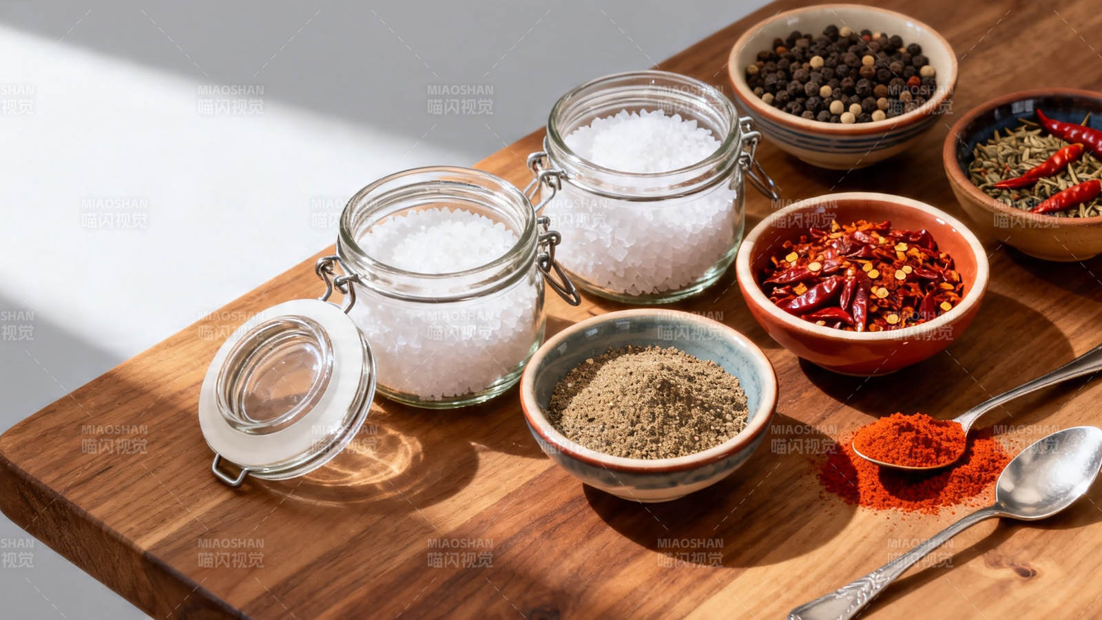 木盘上的香料与调味罐图片