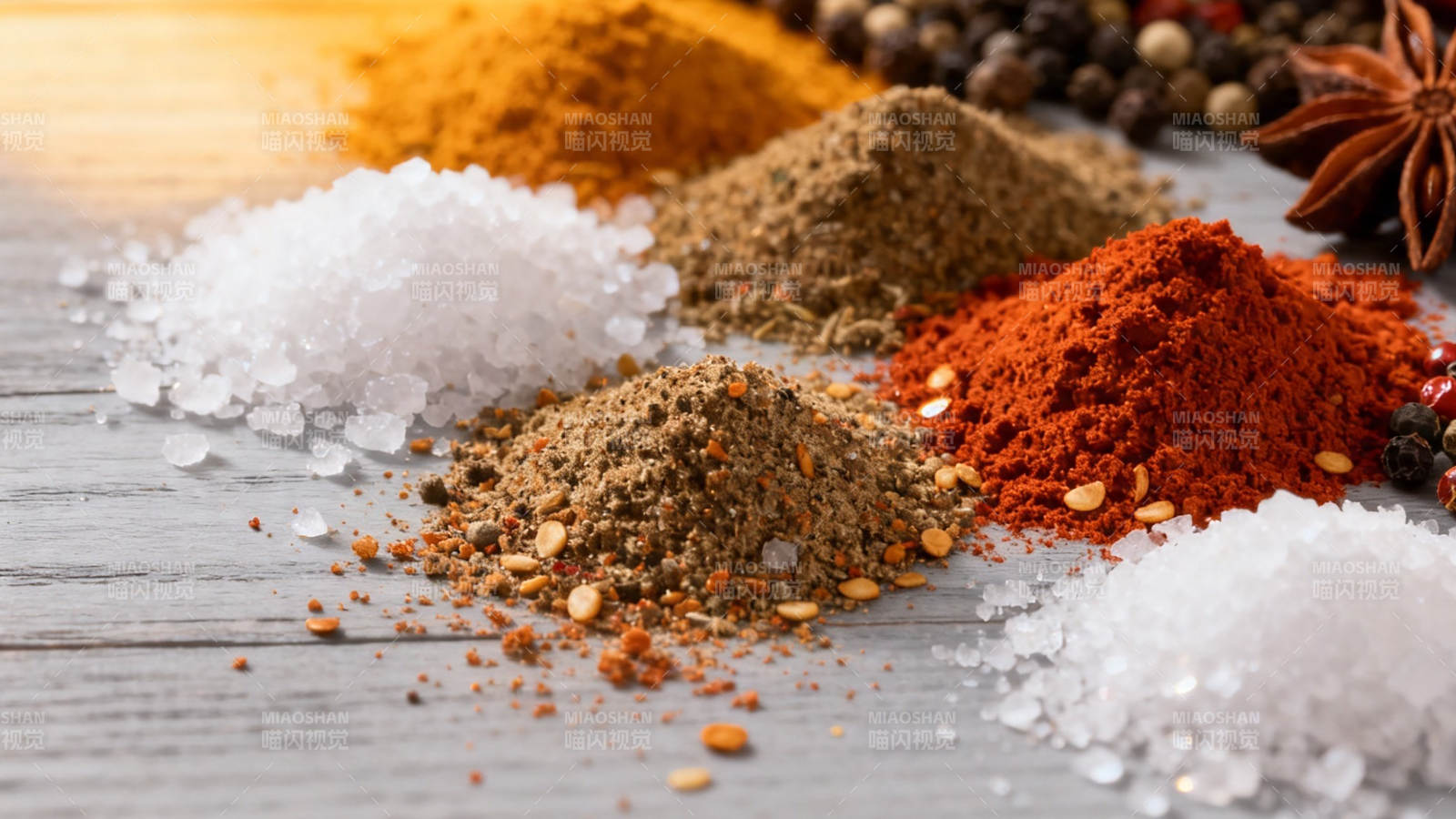 五彩香料堆叠木桌特写图片