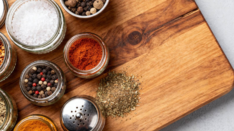 木盘上的多彩香料罐图片