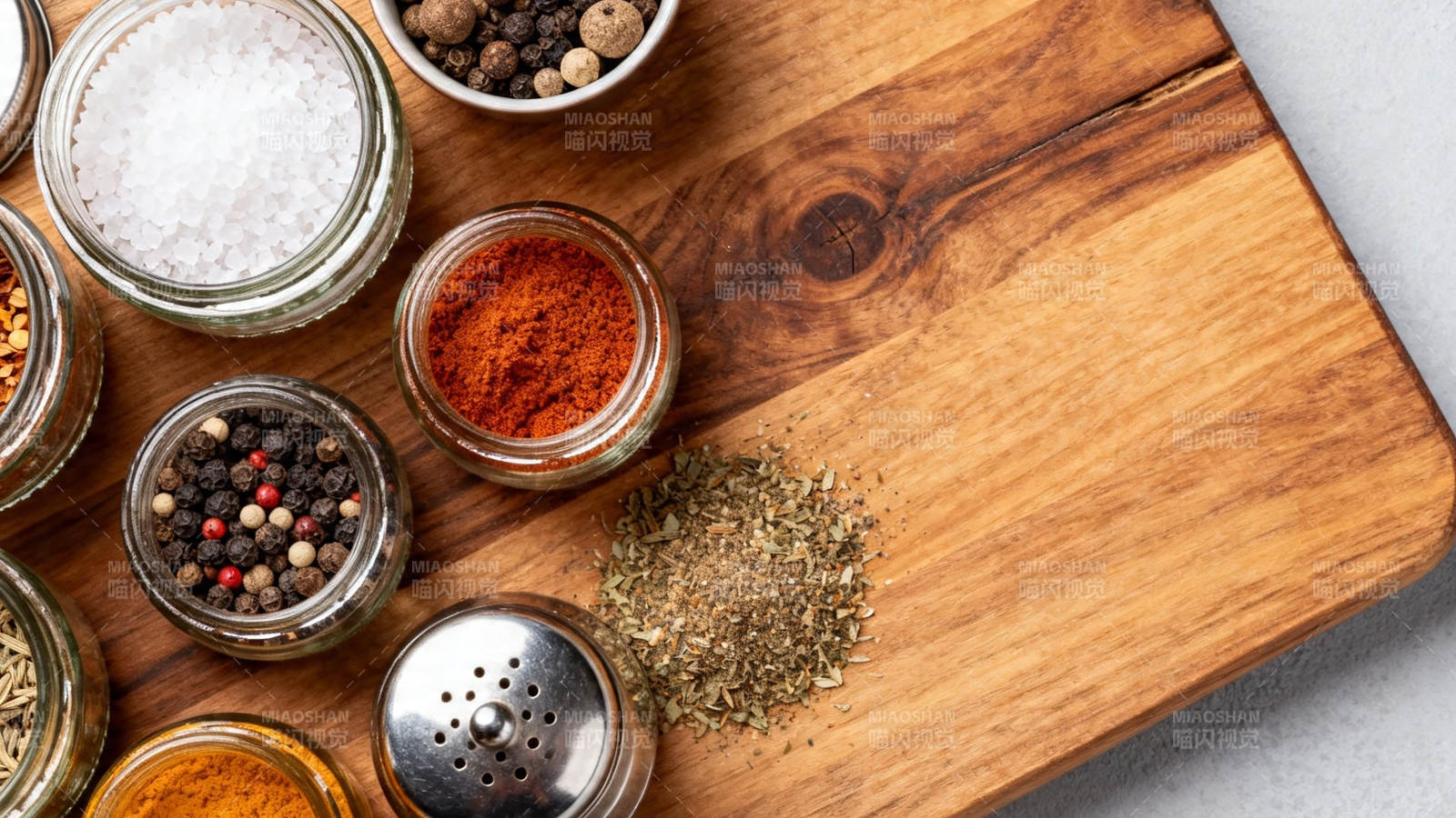 木盘上的多彩香料罐图片