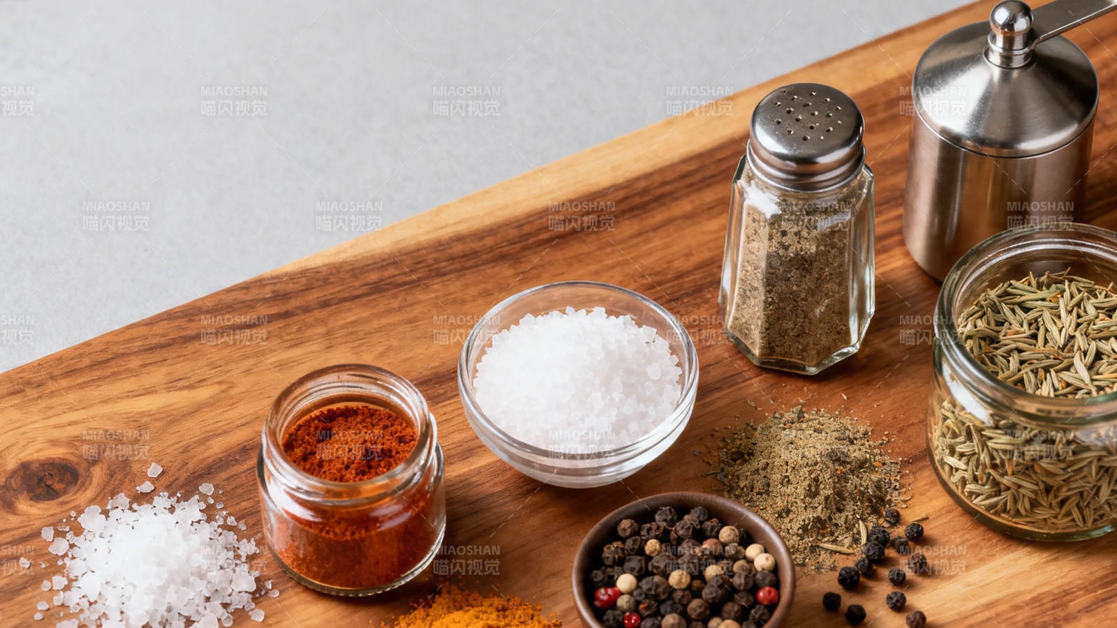 木盘上的香料与调味品图片